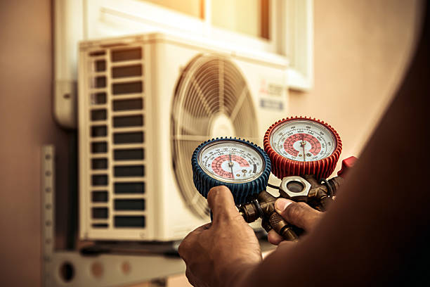 Professional Hvac technician working in Maypearl, TX